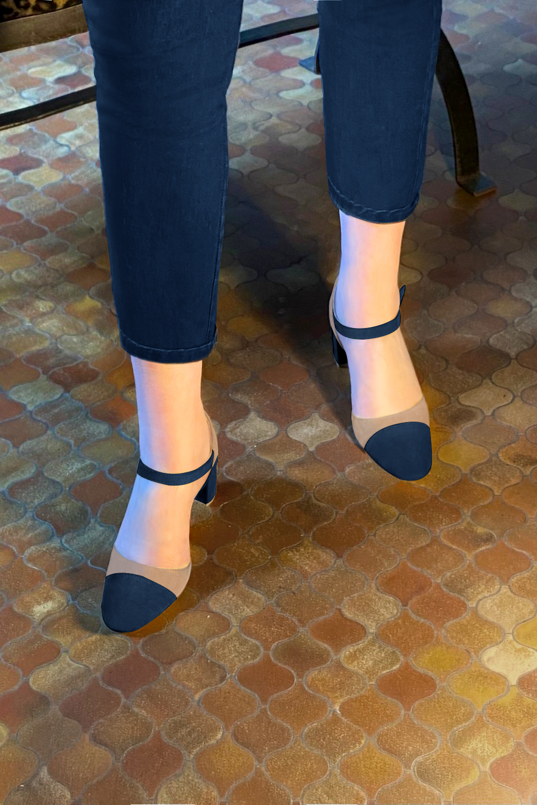 Navy blue and biscuit beige women's open side shoes, with an instep strap. Round toe. Medium block heels. Worn view - Florence KOOIJMAN
